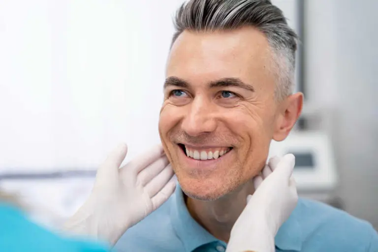 Mężczyzna_z_pięknym_uśmiechem